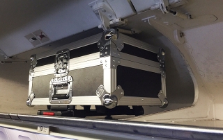 La valise de protection rentre en bagage à main (cabine) dans un avion.
