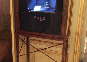 Vitrine Fred avec hologramme au Palace Meurice Paris