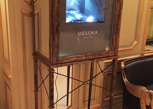 Vitrine hologramme Messika au palace Meurice