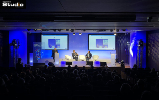 Animation logo holographique sur la scène du MEDEF