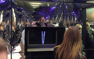 Fer à cheveux holographique pour GHD lors d'un salon à Paris