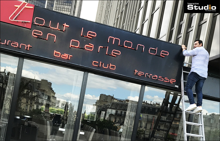 Installation de l’hélice holographique au dessus de l’enseigne du Tout le Monde en Parle Installation de l