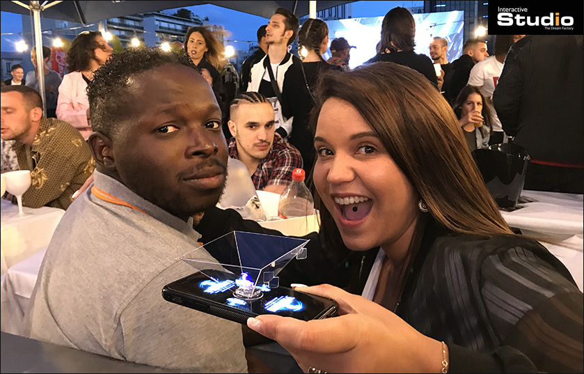 Transformez votre smartphone en projecteur holographique avec le kit Magic Hologram ! Transformez votre smartphone en projecteur holographique avec le kit Magic Hologram !