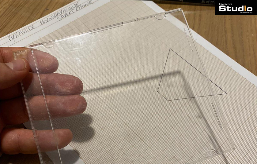 Fabriquez un projecteur holographique pour smartphone et visualisez le Virus COVID-19 en 3D Fabriquez un projecteur holographique pour smartphone et visualisez le Virus COVID-19 en 3D